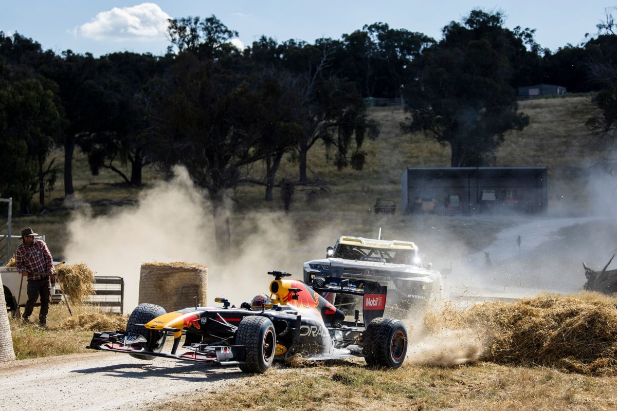 Daniel Ricciardo proputovao Australiju u F1 bolidu