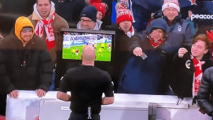 Navijači mahali sudiji novčanikom i bankovnim karticama tokom VAR provjere