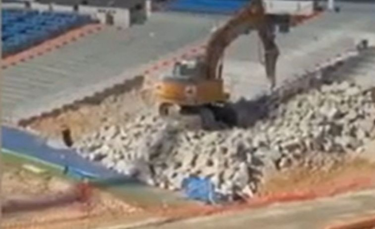 Bageri srušili dio donje tribine: Navijači Reala iznenađeni kada su vidjeli šta se radi na Bernabeu Bageri srušili dio donje tribine: Navijači Reala iznenađeni kada su vidjeli šta se radi na Bernabeu