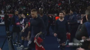  Kakve scene u Parizu - Navijači PSG-a došli u priliku da 'popričaju' s Neymarom i Messijem