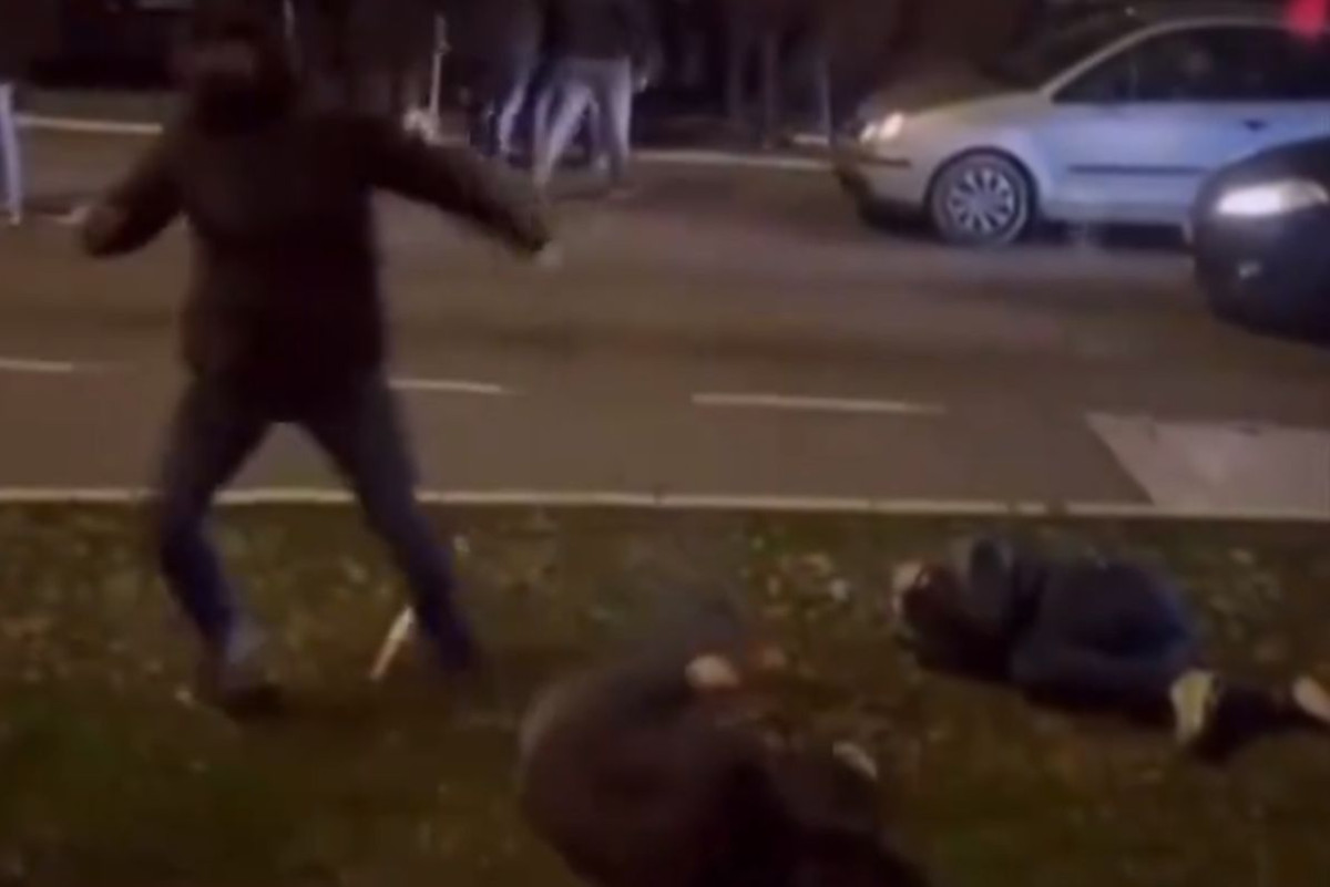 Pravi haos na ulicama Beograda sinoć: Navijači Partizana leže po cesti, huligani ih tuku motkama