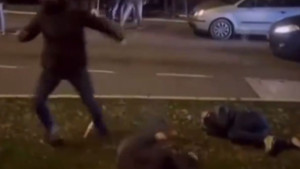 Pravi haos na ulicama Beograda sinoć: Navijači Partizana leže po cesti, huligani ih tuku motkama