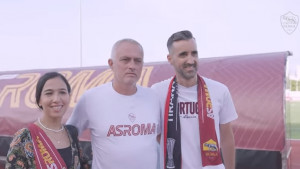 Mourinho pristao na fotografiju s navijačima i nije ni slutio šta će se desiti pred njegovim očima