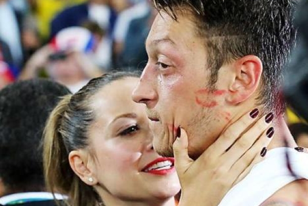 Ljubavni haos Mesuta Özila, flertovao sa Lellovom bivšom