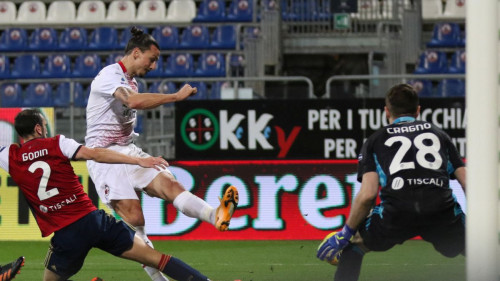 Ibrahimović se žestoko svađao s protivnikom, uhvatio se i za međunožje