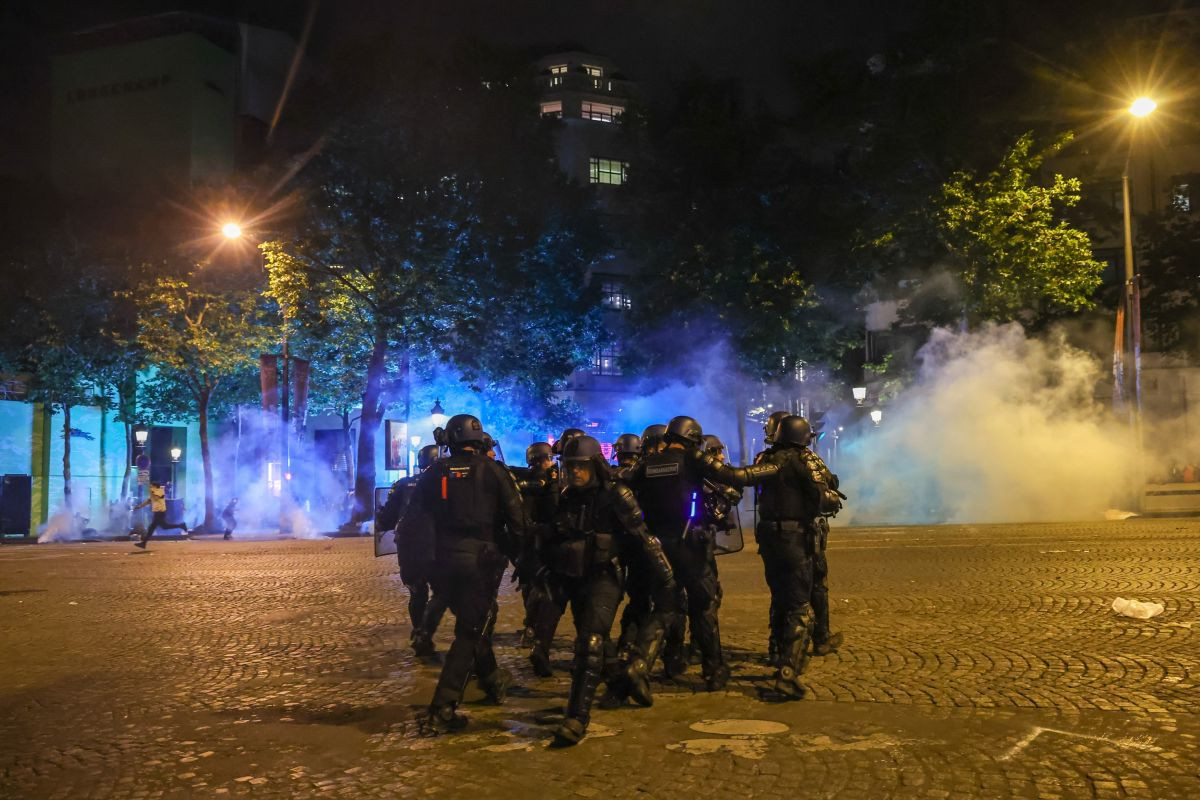 Užasna fotografija iz Tirane šokirala svijet: "Leži u lokvi krvi, a svi se mole samo da je živ"