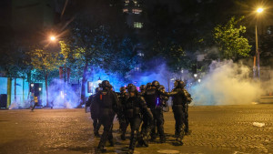 Užasna fotografija iz Tirane šokirala svijet: "Leži u lokvi krvi, a svi se mole samo da je živ"