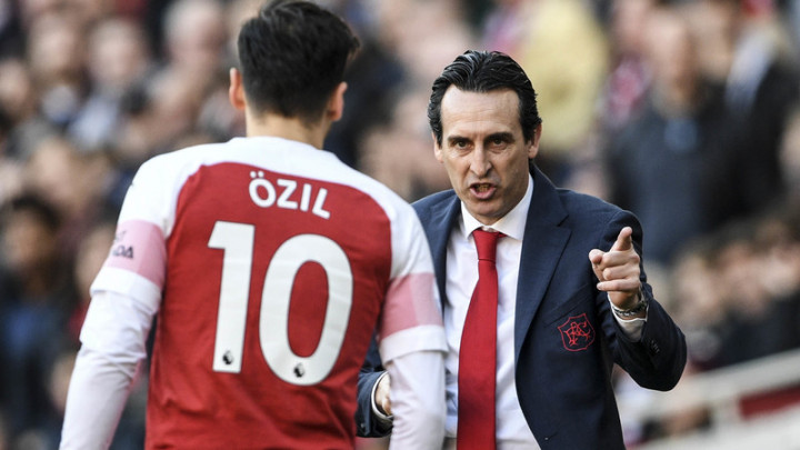 Otkriveno šta je Ozil rekao Emeryju pri izlasku iz igre, klub donio odluku o njegovoj budućnosti