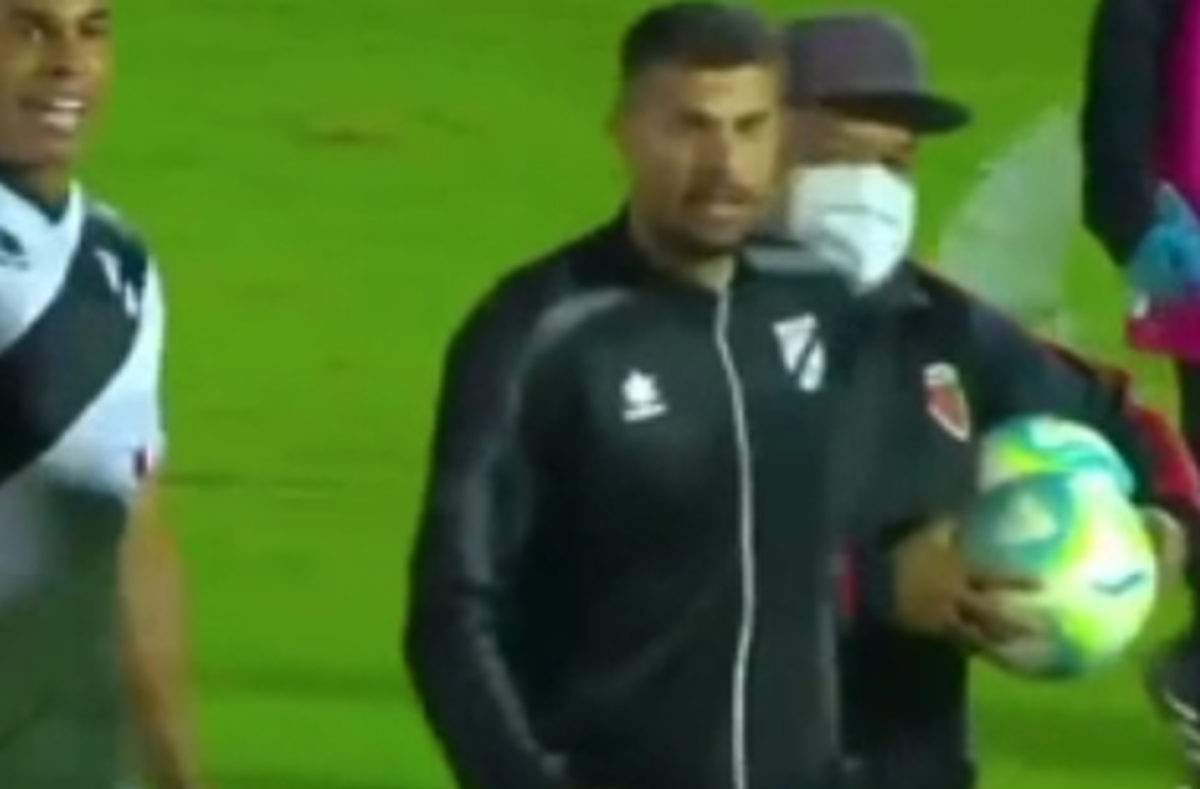 Tinejdžer postigao hat-trick, a kada je trebao da ponese loptu kući, nastao je pravi problem Tinejdžer postigao hat-trick, a kada je trebao da ponese loptu kući, nastao je pravi problem