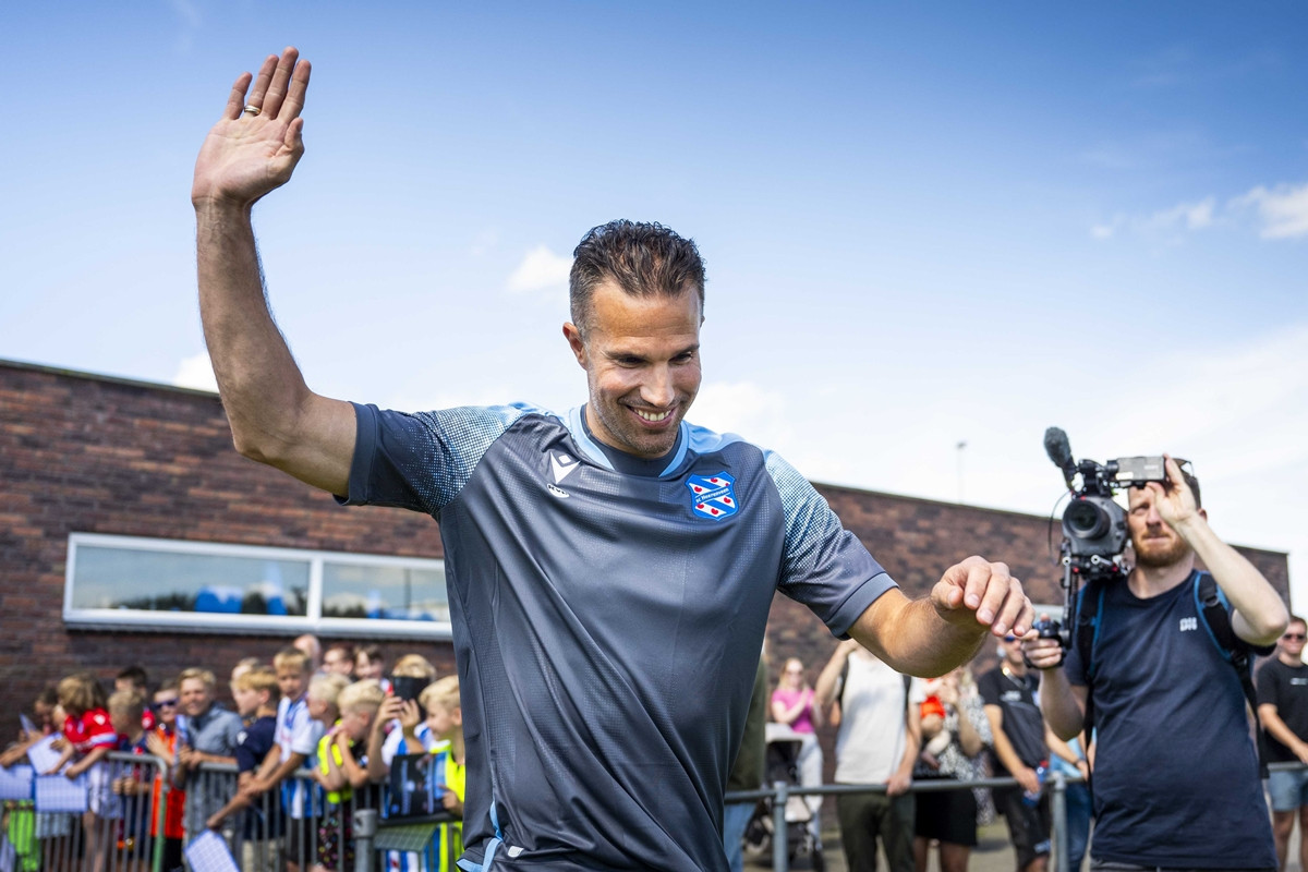 Robin van Persie se vraća na mjesto gdje je počeo i postaje novi trener! Robin van Persie se vraća na mjesto gdje je počeo i postaje novi trener!