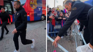 Hansi Flick preskočio ogradu kada je izašao iz autobusa i čuo šta mu dobacuju navijači Barcelone