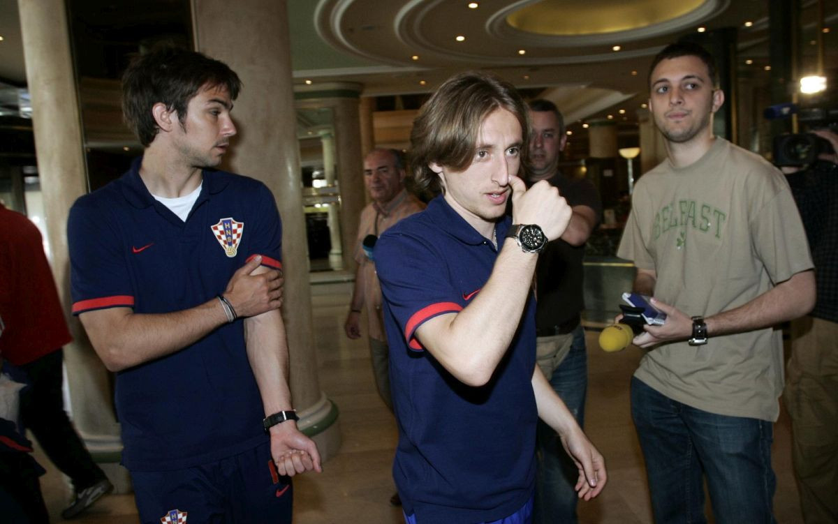 Legendarni Vatreni je ušao u kafanu i zaprepastio konobara: "Rekao mi je slobodno to napiši" Legendarni Vatreni je ušao u kafanu i zaprepastio konobara: "Rekao mi je slobodno to napiši"