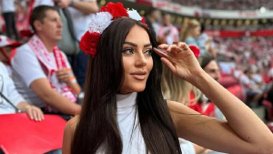 Svi se Poljaci odmah vratili kući, ali njihova najzgodnija navijačica je ostala u Tirani