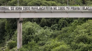 Na mostu u Mostaru se pojavio interesantan transparent posvećen klubovima i NSBiH