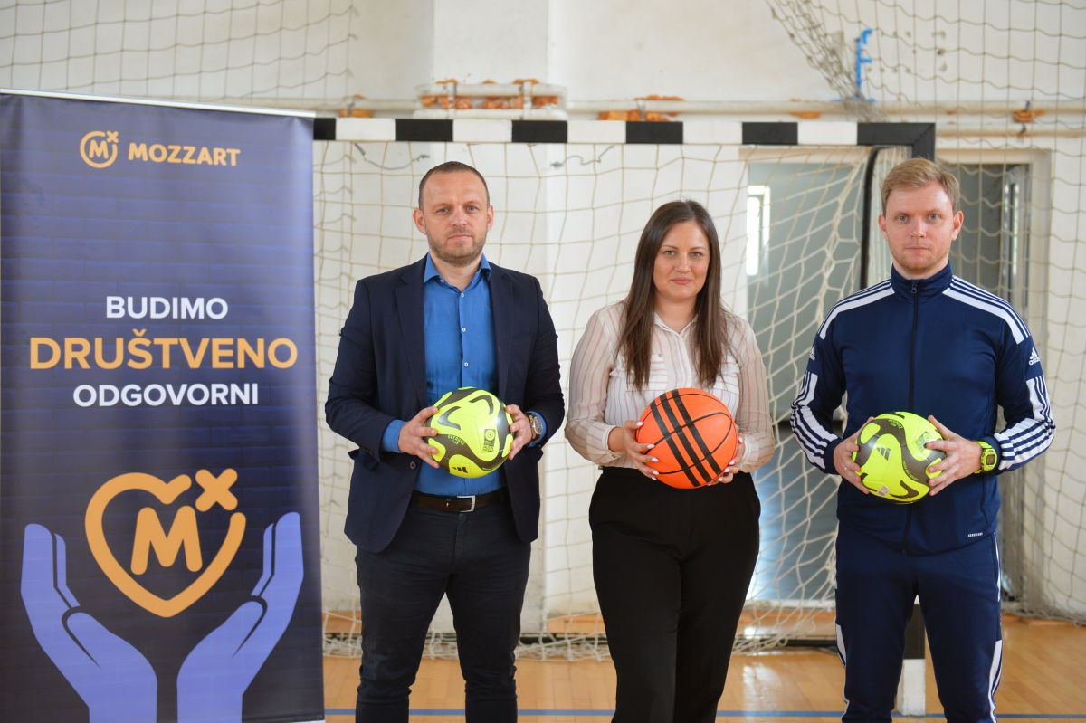 Osnovcima iz Kozarske Dubice i Bijeljine stigli vrijedni pokloni
