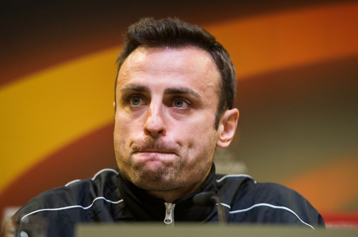 Legendarni Berbatov se obrušio na zvijezdu od 100 miliona eura: "On stvarno misli da je Ronaldinho" Legendarni Berbatov se obrušio na zvijezdu od 100 miliona eura: "On stvarno misli da je Ronaldinho"