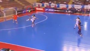 Nije pala na pod, a završila je u mreži: Igrači Barce su samo pogledom ispratili maestralan gol 
