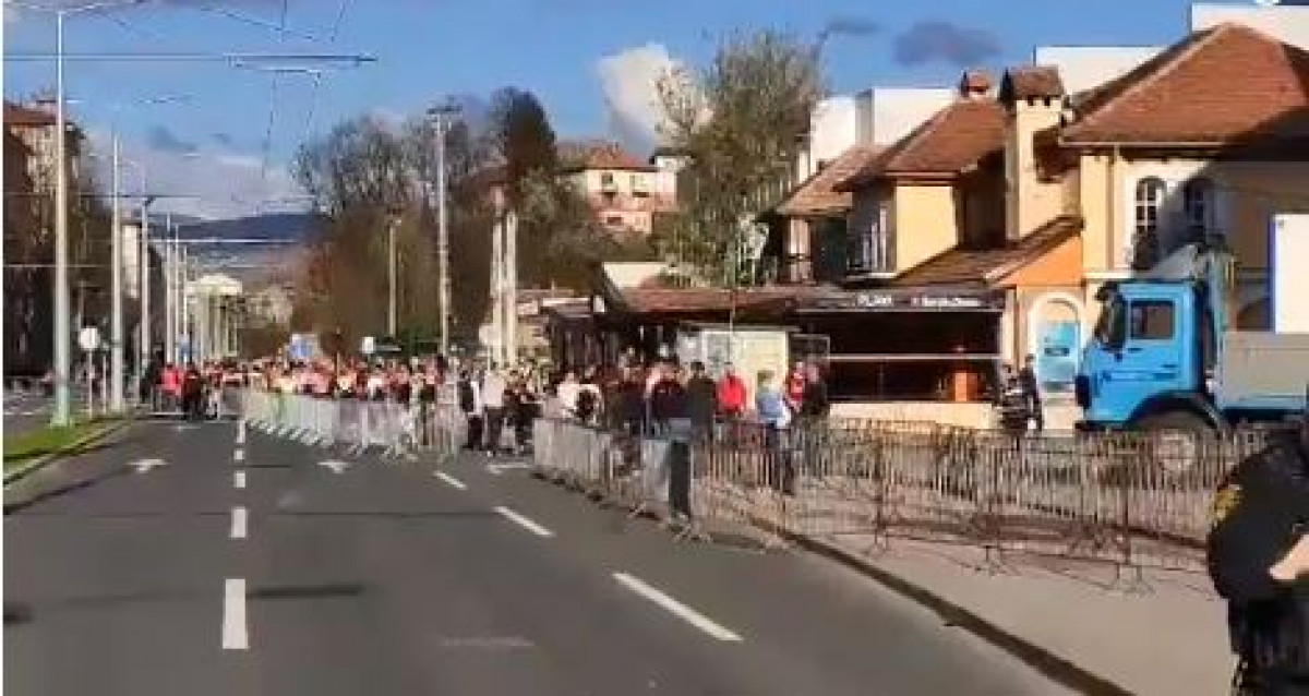 Prvi navijači FK Sarajevo već ulaze na Grbavicu Prvi navijači FK Sarajevo već ulaze na Grbavicu