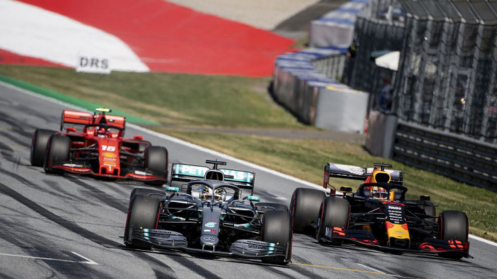 Verstappen u fantastičnom finišu trke pretekao Leclerca i ostvario trijumf