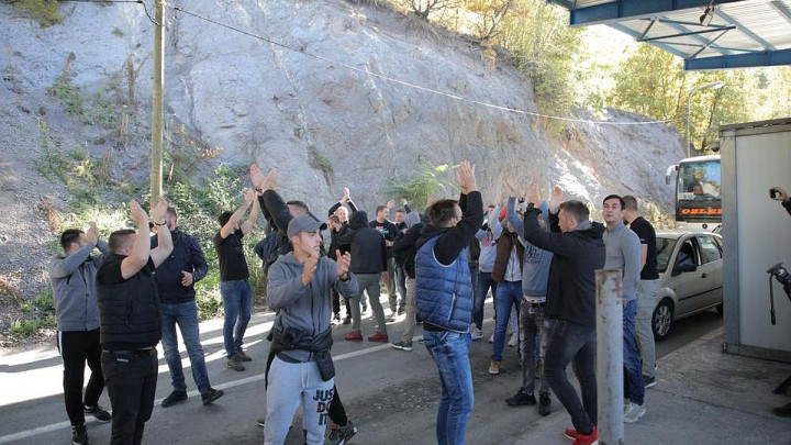 Navijačima Zvezde nisu dali na tlo Kosova, pa se orile dvije pjesme koje veze nemaju s fudbalom