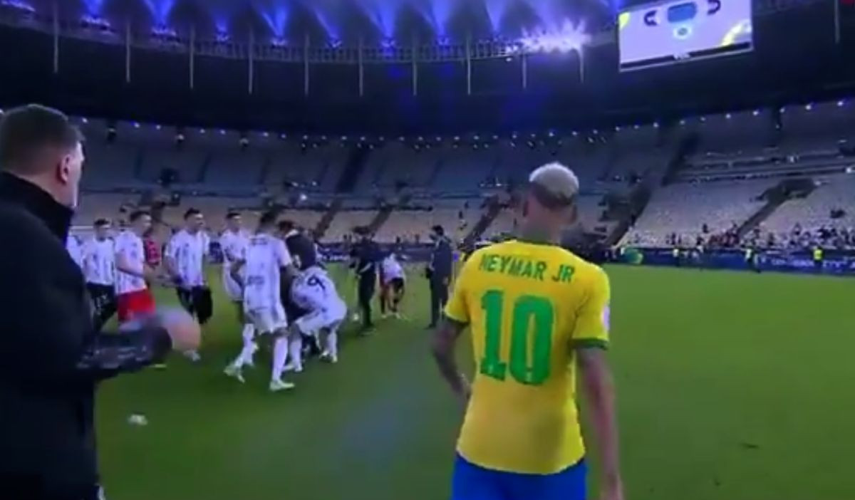 Scena koja definiše fudbalsku emociju: Uplakani Neymar roni suze i traži Messija...