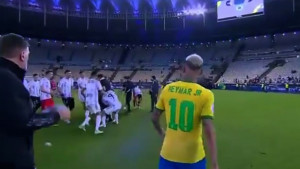 Scena koja definiše fudbalsku emociju: Uplakani Neymar roni suze i traži Messija...