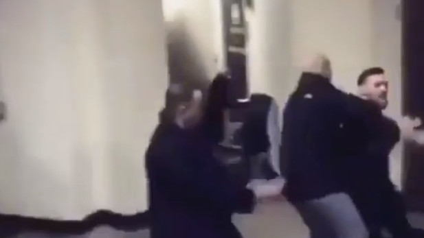 Luđački čin Conora McGregora snimljen od strane boraca, policija izdala nalog za hapšenje