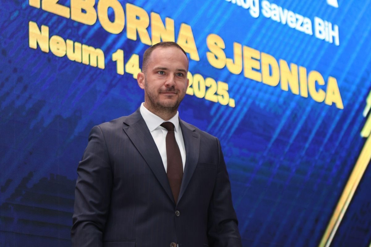 Zeljković potvrdio da nacionalni stadion ide u Zenicu, pa govorio o suđenju: "Pratimo, gledamo..." Zeljković potvrdio da nacionalni stadion ide u Zenicu, pa govorio o suđenju: "Pratimo, gledamo..."