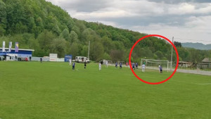 Nestvarne scene sa bh. terena: Golman izbio loptu daleko preko gola, sudija pokazao na centar