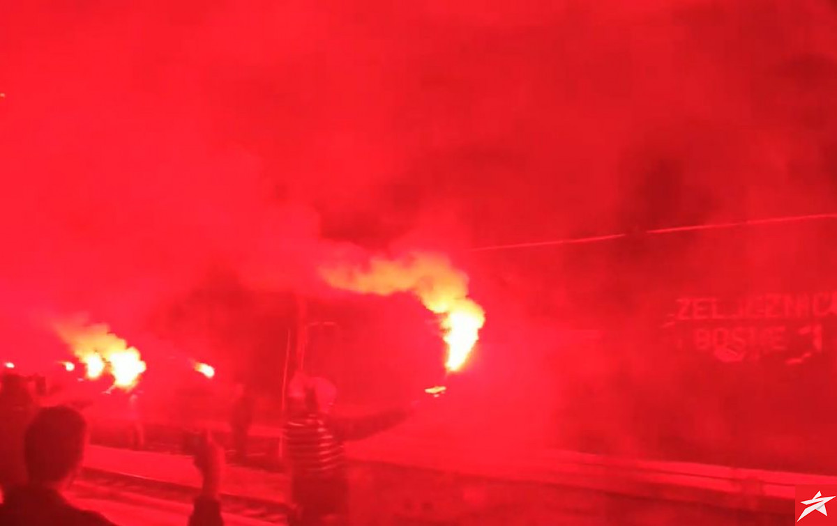 Željina lokomotiva, vatromet i bakljada: Manijaci napravili spektakl na Željezničkoj stanici