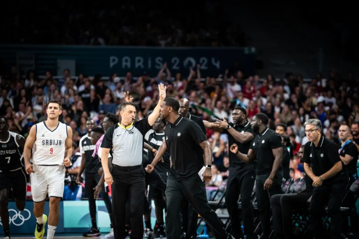 Luol Deng "opleo" po Zurapoviću i društvu zbog meča protiv Srbije: "Nije u redu da sudije to urade" Luol Deng "opleo" po Zurapoviću i društvu zbog meča protiv Srbije: "Nije u redu da sudije to urade"