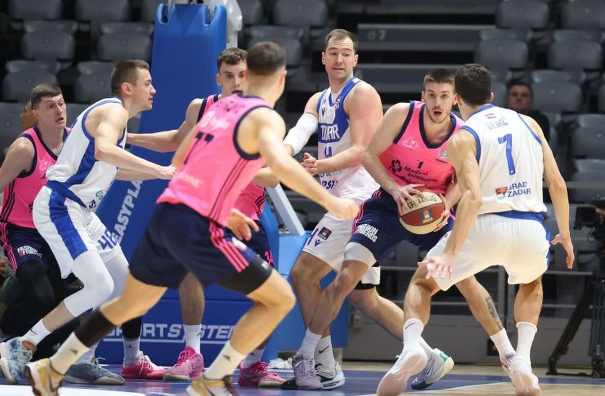 Kamenjaš fantastičan u pobjedi Budućnosti, Gegić se obrukao u šutiranju trica u porazu Zadra Kamenjaš fantastičan u pobjedi Budućnosti, Gegić se obrukao u šutiranju trica u porazu Zadra
