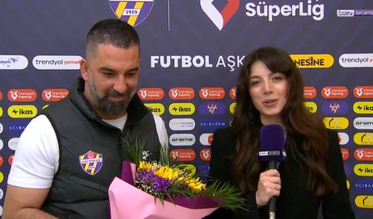 Arda Turan s buketom cvijeća došao pred kameru, pa šokirao novinarku: "Znamo da si..." Arda Turan s buketom cvijeća došao pred kameru, pa šokirao novinarku: "Znamo da si..."