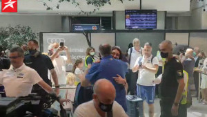 Pogledajte emotivni susret Zmajica i navijača po dolasku i ovacije koje su itekako zaslužile