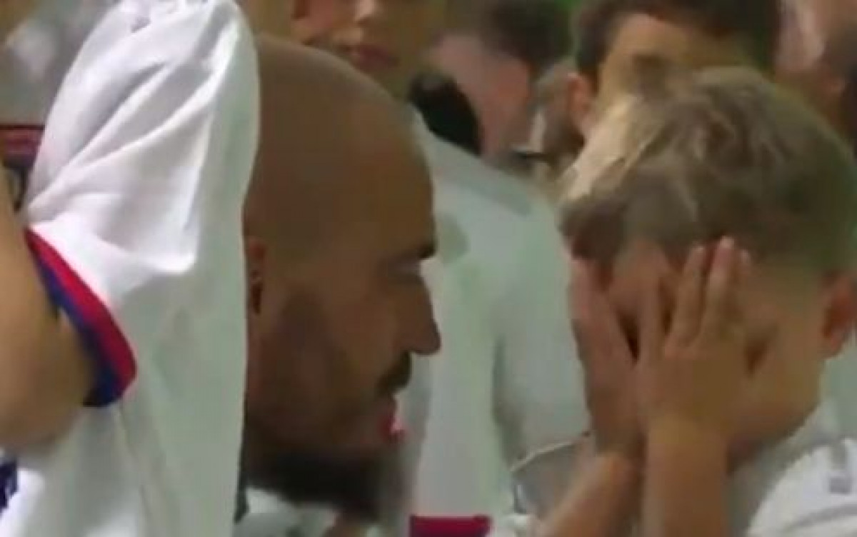 Sin golmana St. Etiennea plakao u tunelu stadiona jer je morao nositi dres Lyona