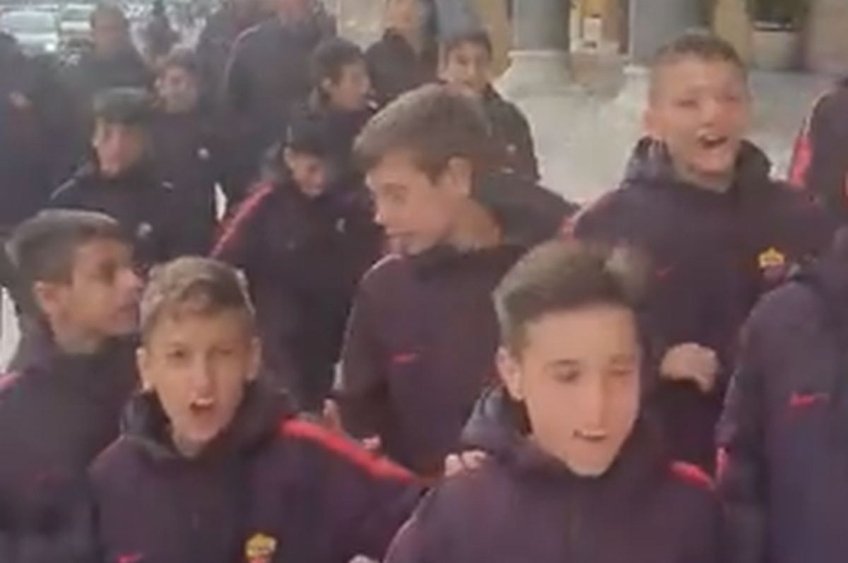 Omladinci Rome oduševili građane Sarajeva uzvikivanjem 'Edin Džeko' 