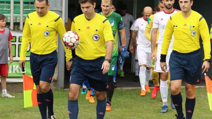 Dragan Stojić na centru u Orašju, Antoni Bandić sudi utakmicu u Kaknju
