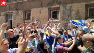 Ispred Vijećnice odjekuje: "Bosna, Bosna, Bosna!"