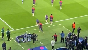 Park prinčeva na nogama: Čarobnjak je na terenu, grle ga i igrači PSG-a i Barcelone