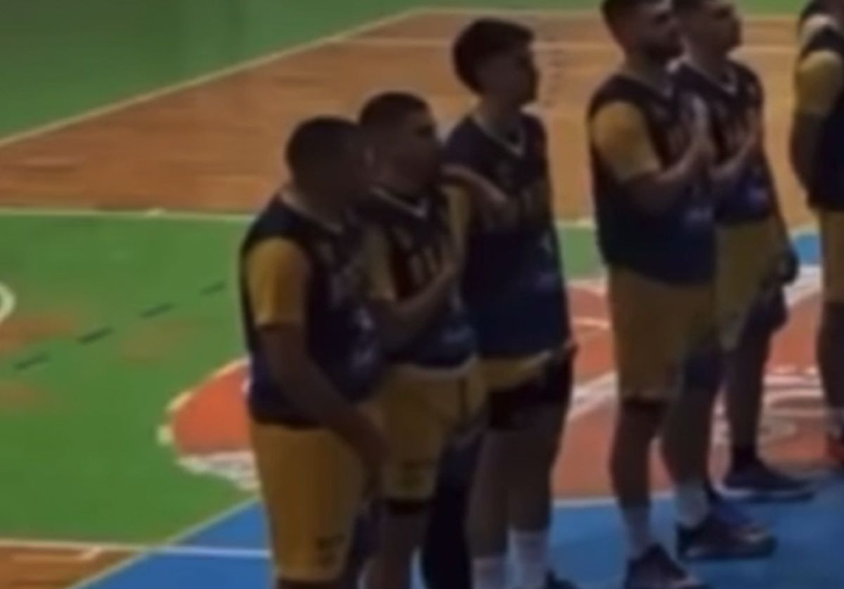 Brat bh. reprezentativca se držao za međunožje tokom intoniranja himne BiH