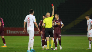 Tek je 27. minuta, a igra se 10 na 10: Kazlagić pokazao dva crvena kartona u duelu Sarajeva i Veleža