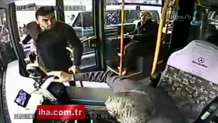 Slavni fudbaler napao vozača autobusa, pa umalo dobio batine