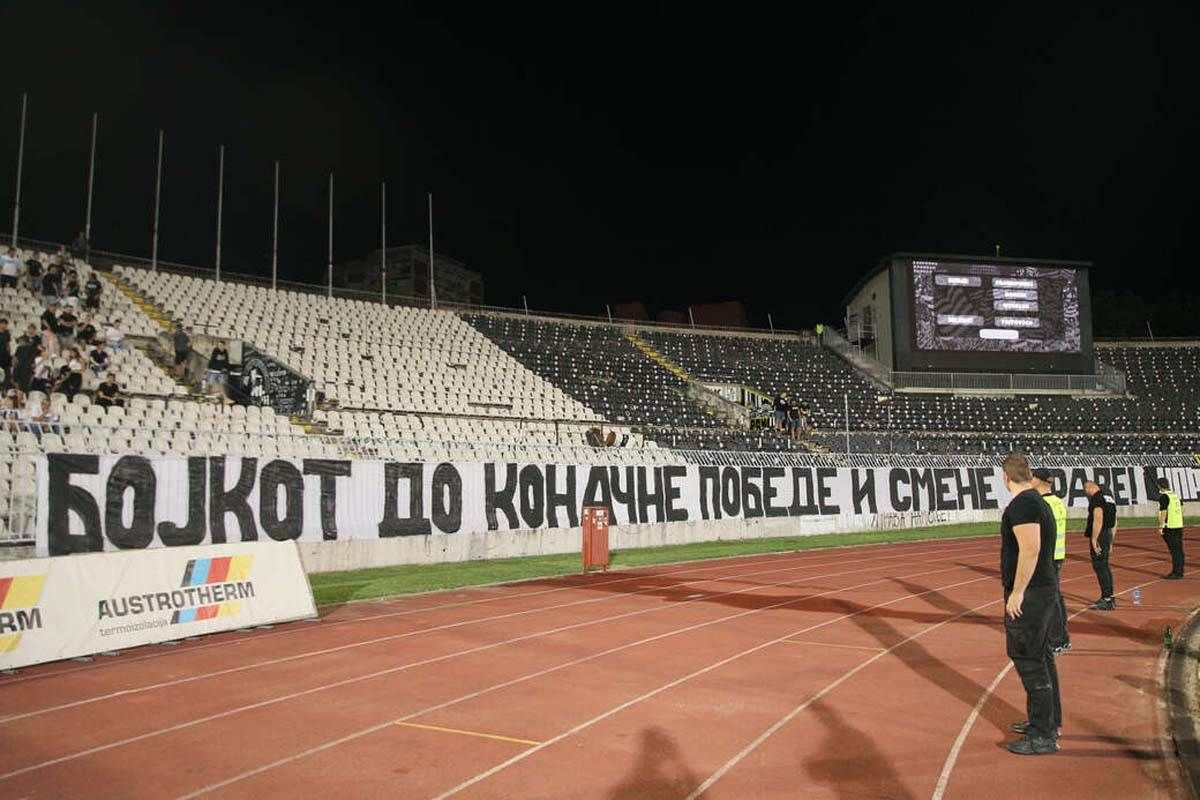 Grobari se opraštaju od Partizana i prozivaju trojicu odgovornih: "Počivaj u miru, voljeni klube" Grobari se opraštaju od Partizana i prozivaju trojicu odgovornih: "Počivaj u miru, voljeni klube"