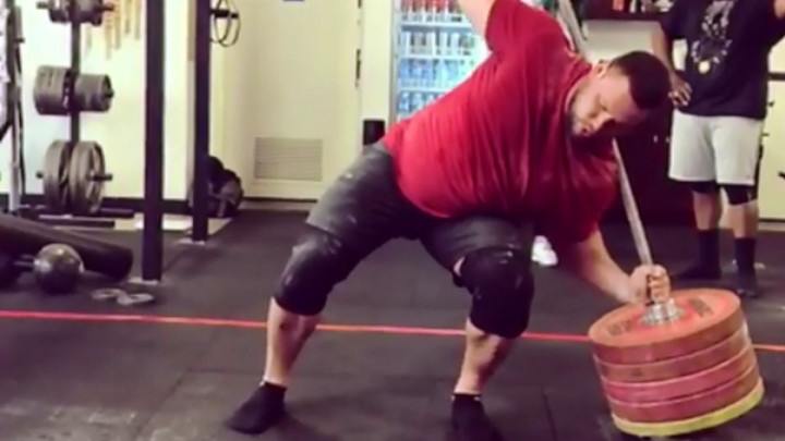 Strongman pokazao kako izgleda čučanj sa 255 kilograma bez stalka