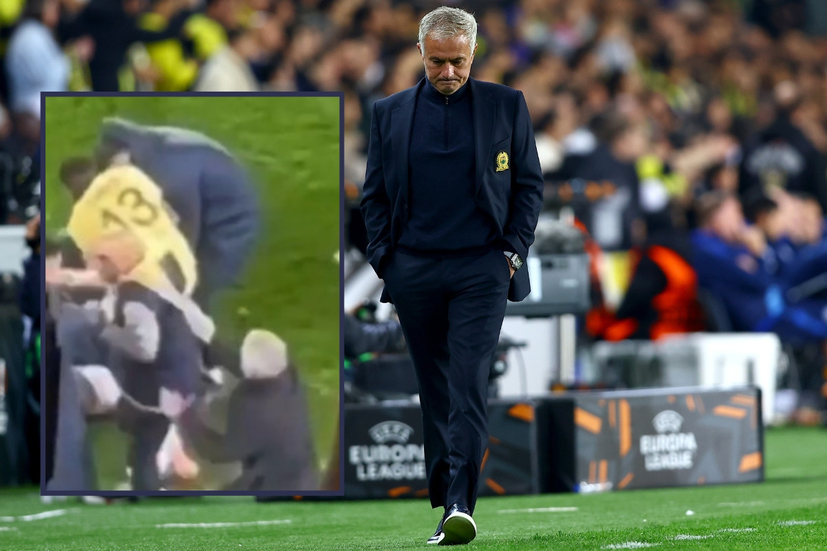 Mourinho pogledom dugo tražio pomoćnika, a kada ga je vidio nije puno razmišljao šta će napraviti Mourinho pogledom dugo tražio pomoćnika, a kada ga je vidio nije puno razmišljao šta će napraviti