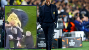 Mourinho pogledom dugo tražio pomoćnika, a kada ga je vidio nije puno razmišljao šta će napraviti