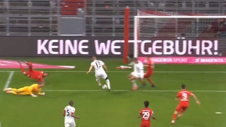 Kad hoće u mrežu onda je ništa ne može zaustaviti: Bizaran autogol na Allianz Areni