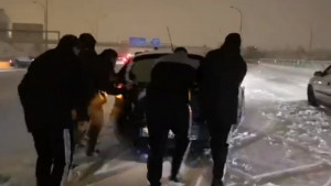 Igrači Rayo Vallecana gurali automobile na autoputu u Madridu