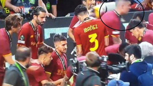 Defanzivac Rome izgubio živce i udario saigrača: Navijači zgroženi, kamere sve snimile
