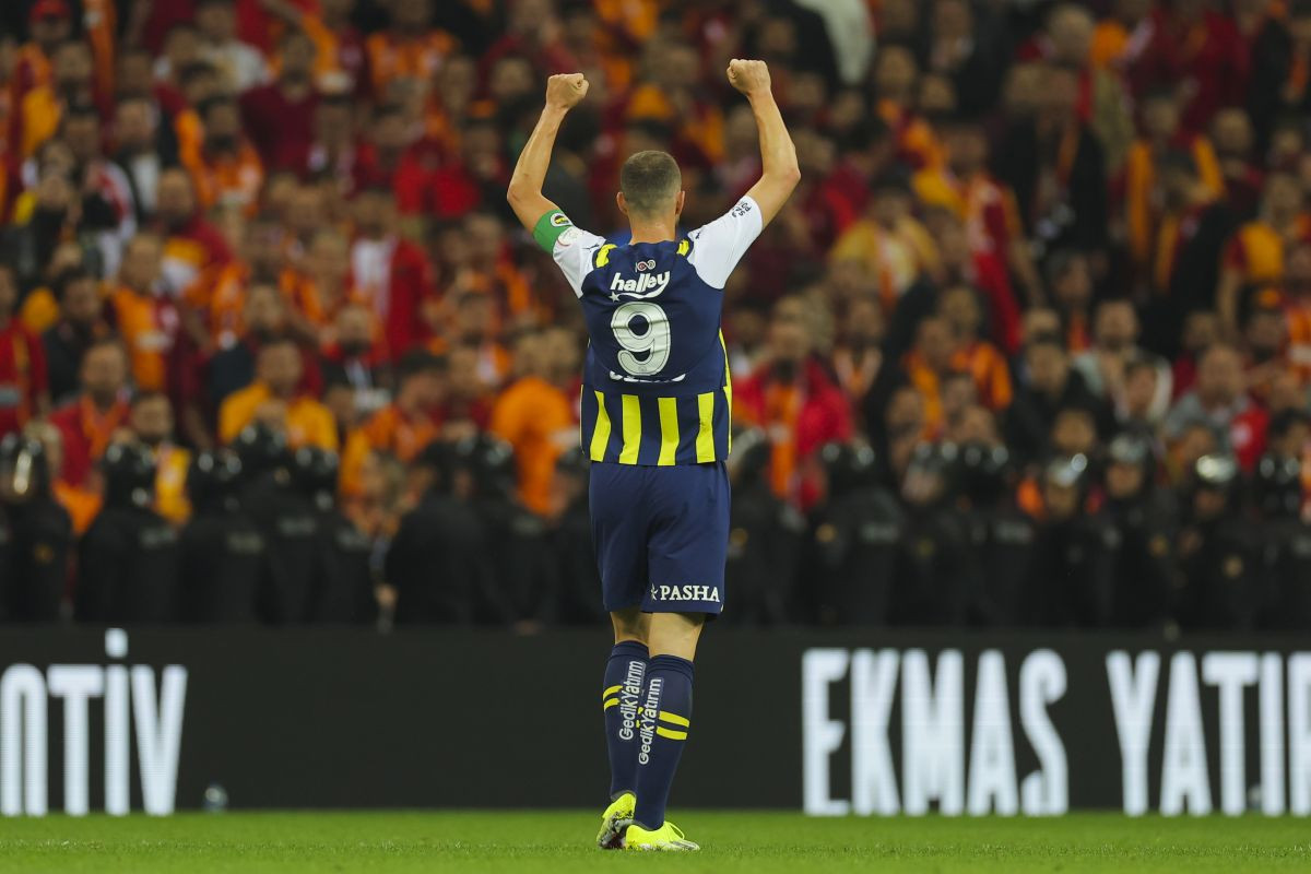 Edin Džeko je ekspresno zamijenjen u Istanbulu, 'devetka' je kod zvijeri! Edin Džeko je ekspresno zamijenjen u Istanbulu, 'devetka' je kod zvijeri!